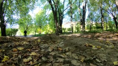 Amatör yarışçı sonbahar sezonunda MTB bisikleti sürüyor.