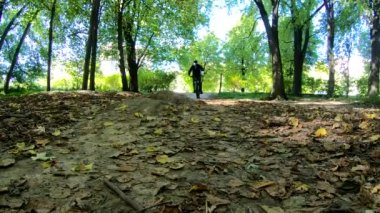 Amatör yarışçı sonbahar sezonunda MTB bisikleti sürüyor.