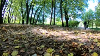 Amatör yarışçı sonbahar sezonunda MTB bisikleti sürüyor.