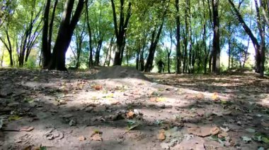 Amatör yarışçı sonbahar sezonunda MTB bisikleti sürüyor.