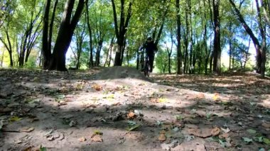 Amatör yarışçı sonbahar sezonunda MTB bisikleti sürüyor.