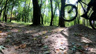 Amatör yarışçı sonbahar sezonunda MTB bisikleti sürüyor.