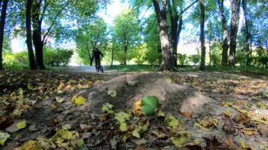 Amatör yarışçı sonbahar sezonunda MTB bisikleti sürüyor.