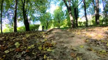 Amatör yarışçı sonbahar sezonunda MTB bisikleti sürüyor.