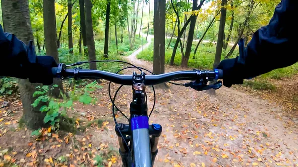 Amador Cavaleiro Bicicleta Temporada Outono — Fotografia de Stock