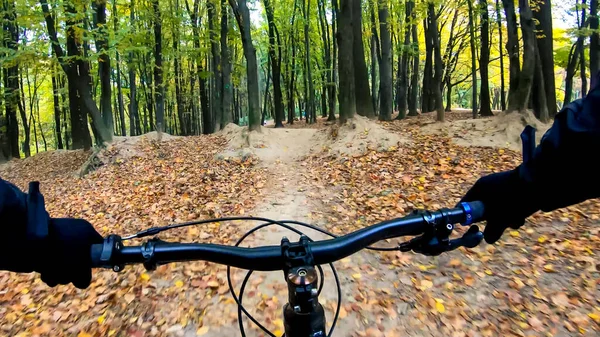 秋の自転車に乗るアマチュアライダー — ストック写真