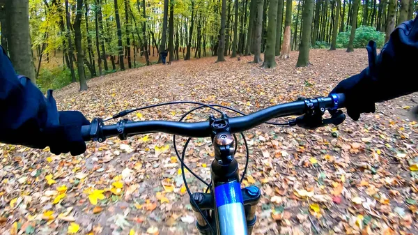 Amador Cavaleiro Bicicleta Temporada Outono — Fotografia de Stock