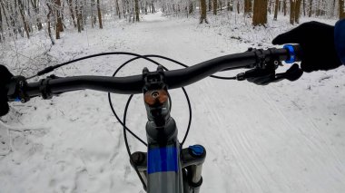 Amatör dayanıklı bisikletçi kış sezonunda bisiklet sürüyor.