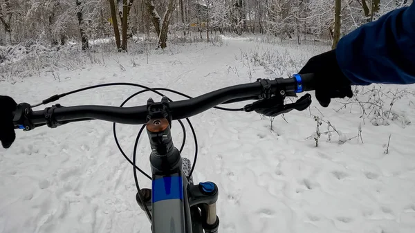 Amatör dayanıklı bisikletçi kış sezonunda bisiklet sürüyor.