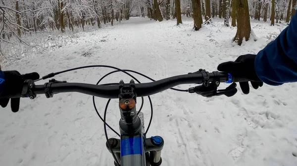 Amatör dayanıklı bisikletçi kış sezonunda bisiklet sürüyor.