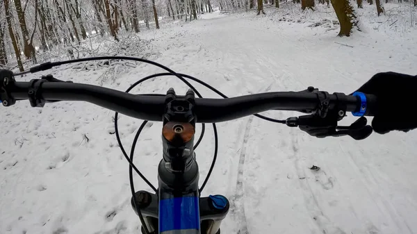 Amatör dayanıklı bisikletçi kış sezonunda bisiklet sürüyor.