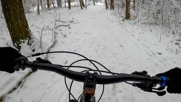 Ερασιτεχνικό Enduro Αναβάτη Στο Ποδήλατο Κατά Χειμερινή Περίοδο — Φωτογραφία Αρχείου