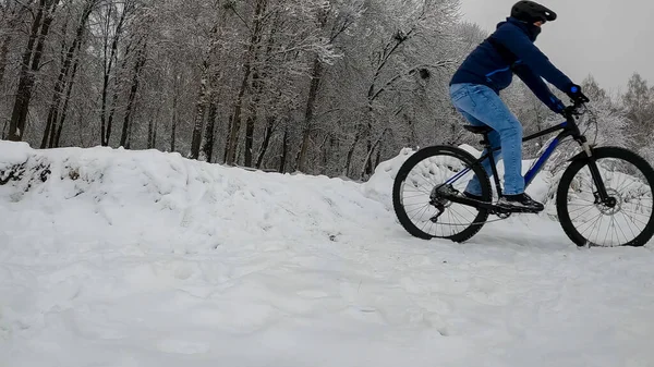 Amatorskie Enduro Jeździec Rowerze Sezonie Zimowym — Zdjęcie stockowe