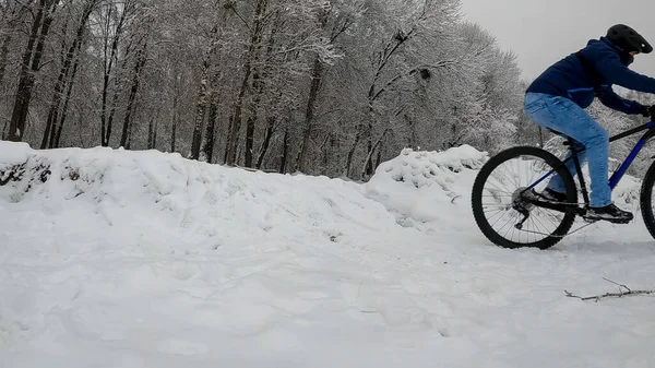 Amatör Dayanıklı Bisikletçi Kış Sezonunda Bisiklet Sürüyor — Stok fotoğraf
