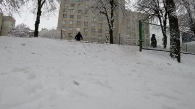 Amatör dayanıklı bisikletçi kış sezonunda bisiklet sürüyor.
