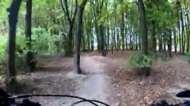 Amatör dayanıklı bisikletçi bahar sezonunda bisiklet sürüyor.