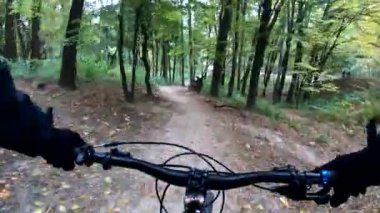 Amatör dayanıklı bisikletçi bahar sezonunda bisiklet sürüyor.