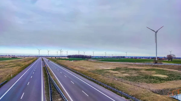 Elektrische Windkraftanlage Mit Blauem Himmel Und Turbogenerator — Stockfoto