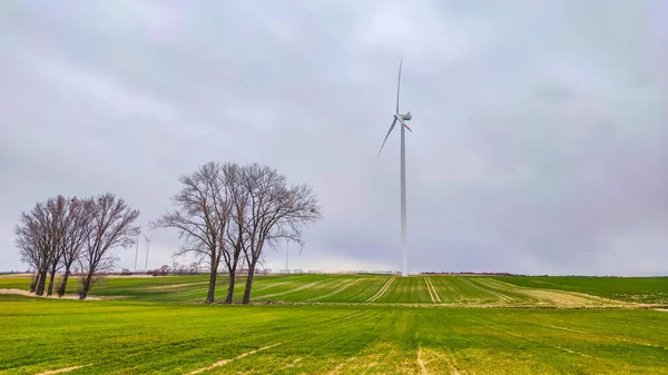 Elektrische Windkraftanlage Mit Blauem Himmel Und Turbogenerator — Stockfoto