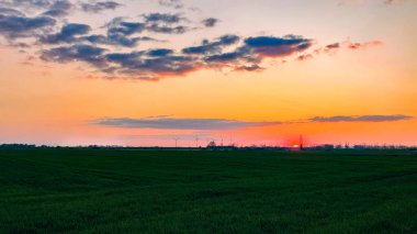 Bahar mevsiminde tarım alanında gün batımı