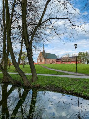 Şehir parkındaki eski Polonya katedrali.