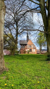 Şehir parkındaki eski Polonya katedrali.
