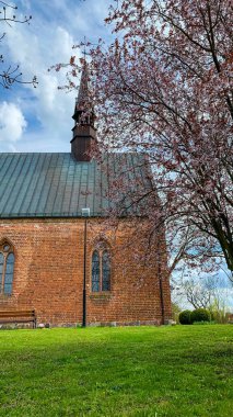 Şehir parkındaki eski Polonya katedrali.