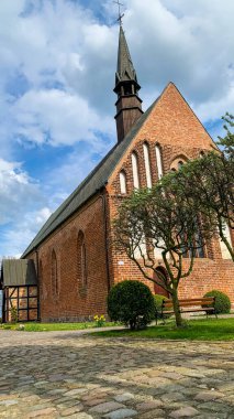 Şehir parkındaki eski Polonya katedrali.