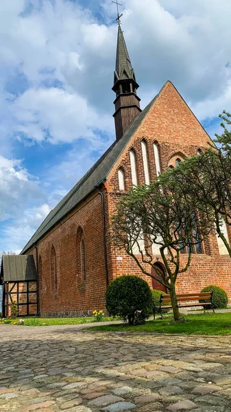 Şehir parkındaki eski Polonya katedrali.