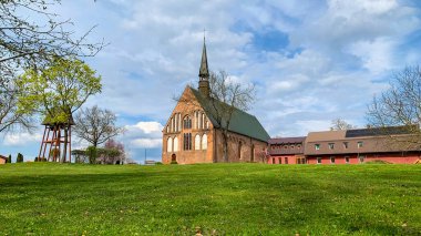 Şehir parkındaki eski Polonya katedrali.