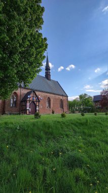 Şehir parkındaki eski Polonya katedrali.