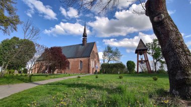 Şehir parkındaki eski Polonya katedrali.