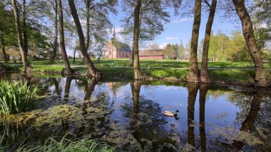 Şehir parkındaki eski Polonya katedrali.