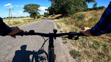 Yaz mevsiminde yolda çakıl bisikleti sürmek