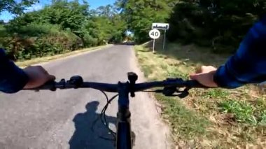 Yaz mevsiminde yolda çakıl bisikleti sürmek