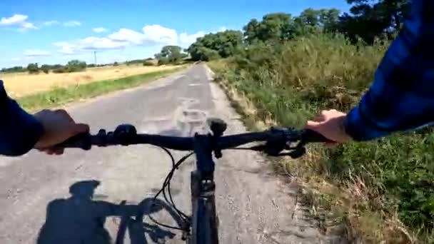 Passeio Bicicleta Cascalho Estrada Temporada Verão — Vídeo de Stock