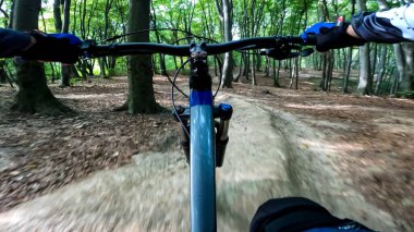 Ormanda bisiklet sürmeye devam et.