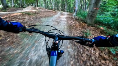 Ormanda bisiklet sürmeye devam et.