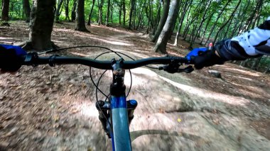 Ormanda bisiklet sürmeye devam et.