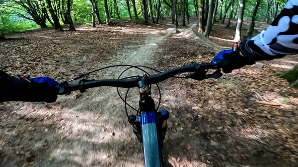 Przejażdżka Rowerem Enduro Leśnych Ścieżkach — Zdjęcie stockowe