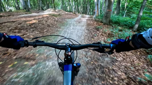 Przejażdżka Rowerem Enduro Leśnych Ścieżkach — Zdjęcie stockowe