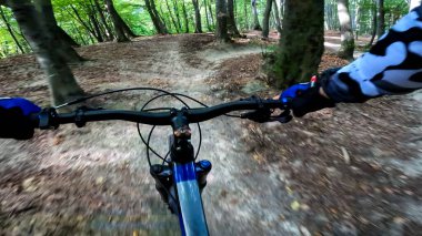 Ormanda bisiklet sürmeye devam et.