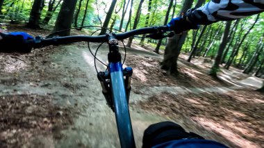 Ormanda bisiklet sürmeye devam et.