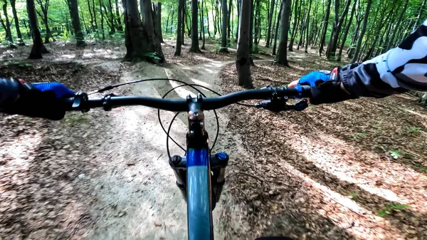 森のトレイルでエンデューロ自転車に乗る — ストック写真