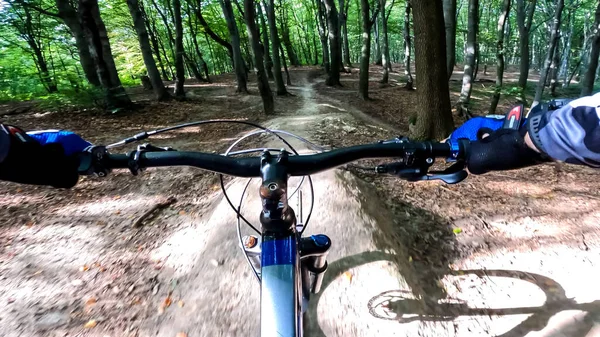森のトレイルでエンデューロ自転車に乗る — ストック写真