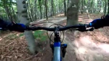 Ormanda bisiklet sürmeye devam et.