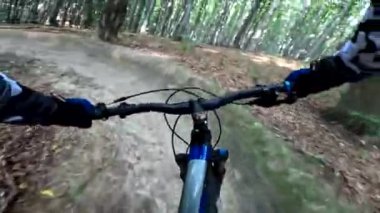Ormanda bisiklet sürmeye devam et.