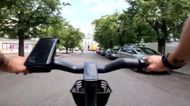 Yaz mevsiminde yolda çakıl bisikleti sürmek