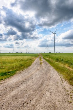 Rüzgâr jeneratörü kullanan alternatif bir elektrik üretimi.