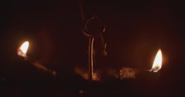 Gece vakti açık havada yanan antika rushlight.